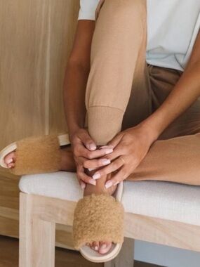 Jenni Kayne Shearling Slide Slippers in Camel